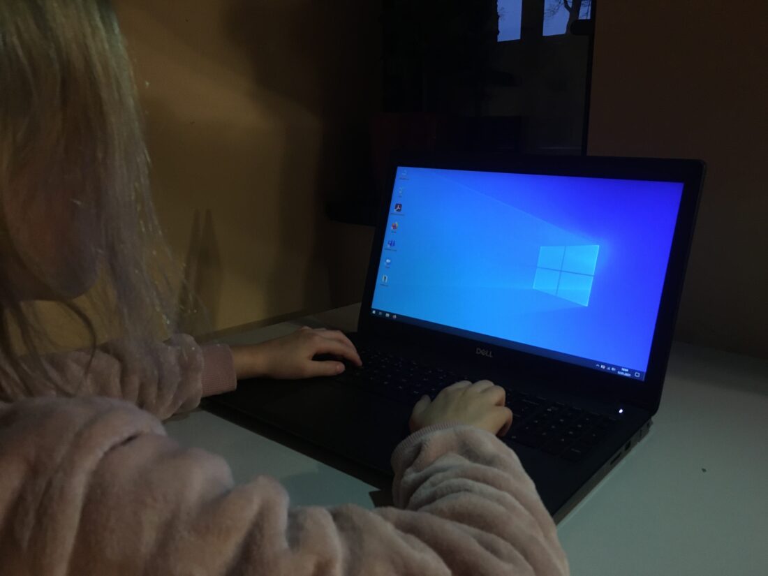 Zdjęcie: W ramach projektu na potrzeby nauki zdalnej ponad setka dzieci otrzymała nowe laptopy wraz oprogramowaniem.