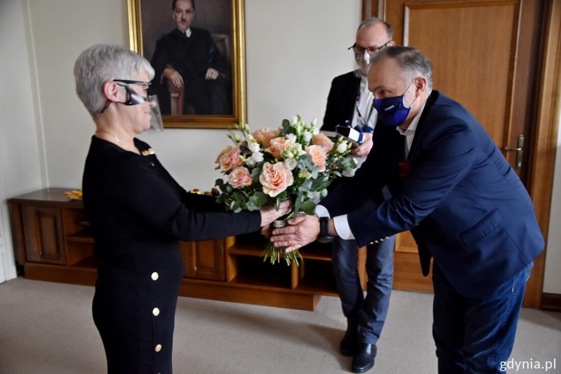 Zdjęcie: Prezydent Gdyni Wojciech Szczurek wręcza kwiaty Mirosławie Jezior, dyrektor gdyńskiego MOPS