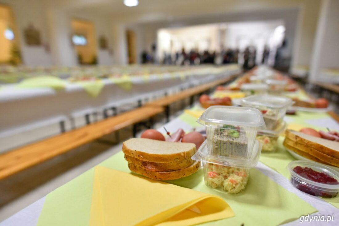 Zdjęcie: Tak przygotowywano wspólne wielkanocne śniadania w kościele oo. Franciszkanów. Tym razem zastąpią je paczki żywnościowe, które trafią do potrzebujących.