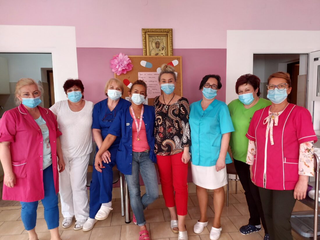 Zdjęcie: Na zdjęciu pielęgniarki, opiekunowie i pokojowe z Gdyńskiego Ośrodka Wsparcia Bosmańska 32 A