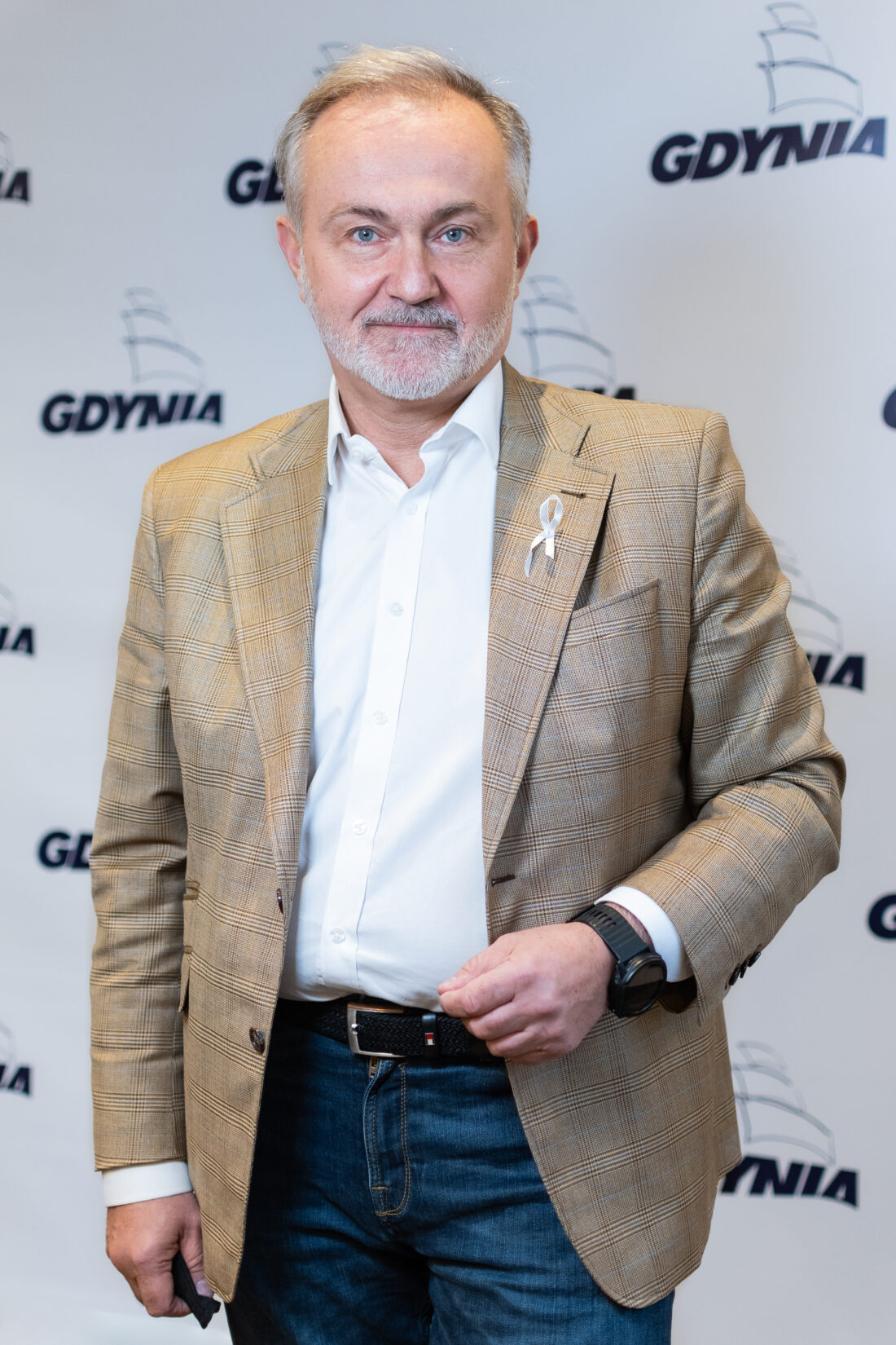 Zdjęcie: Na zdj. prezydent Gdyni Wojciech Szczurek z symboliczną białą wstążką, fot. Kamil Złoch