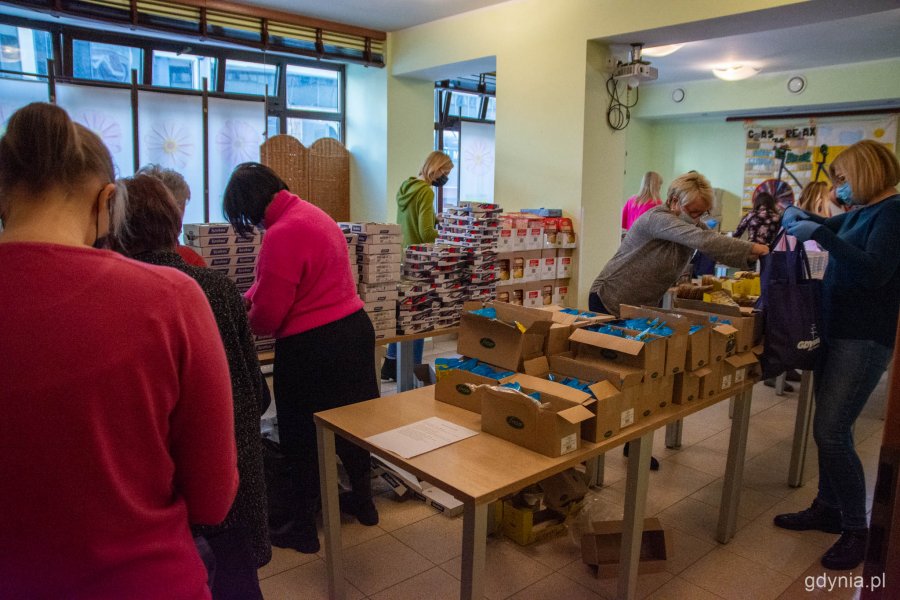 Zdjęcie: Przygotowywaniem świątecznych zestawów zajmowali się pracownicy gdyńskiego Centrum Aktywności Seniora i wolontariusze