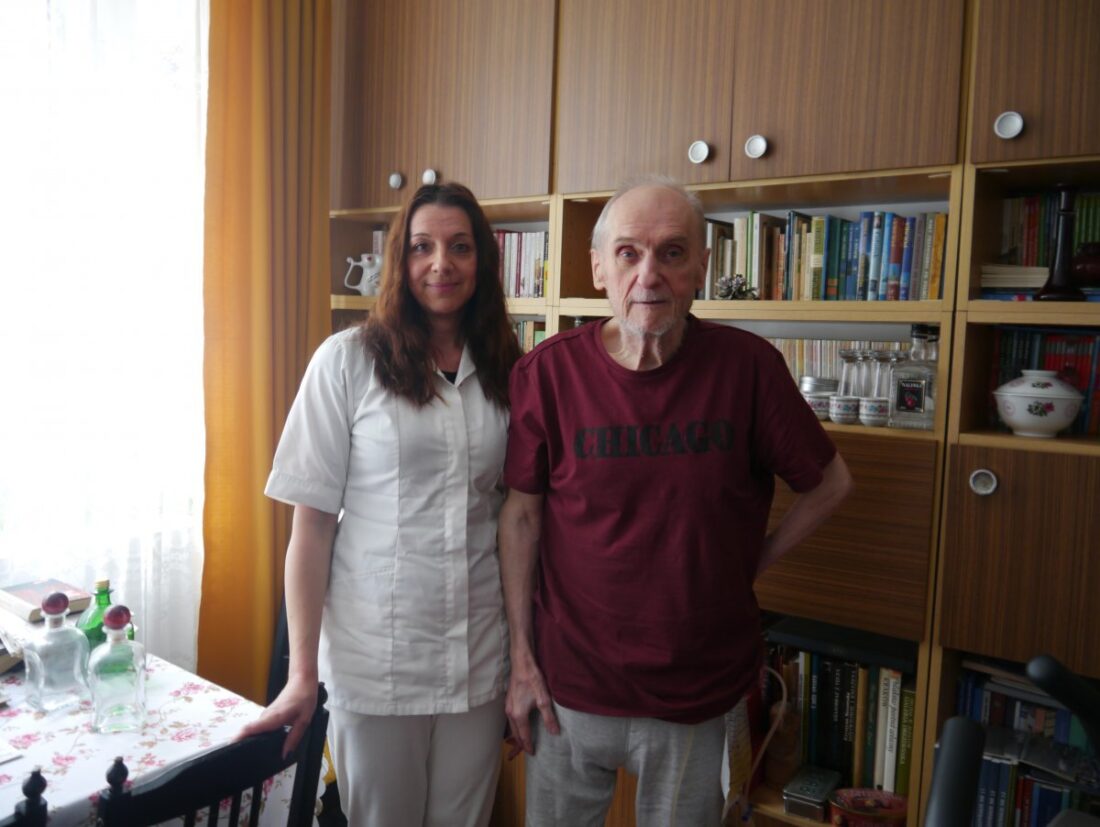 Zdjęcie: Pan Bogdan Fielder wraz z asystentem osoby niepełnosprawnej