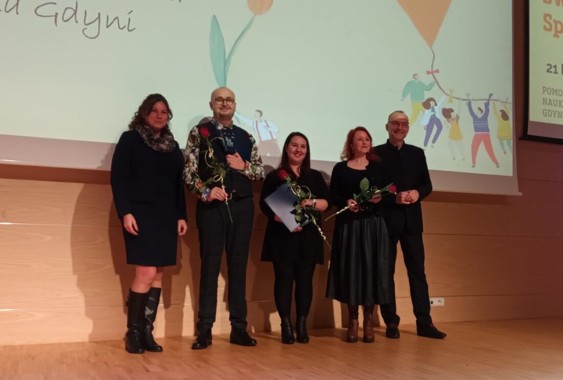 Zdjęcie: Nagrody Prezydenta Miasta Gdyni otrzymały trzy osoby. Na zdjęciu laureaci w towarzystwie dyrektor MOPS oraz wiceprezydenta Gdyni ds. innowacji