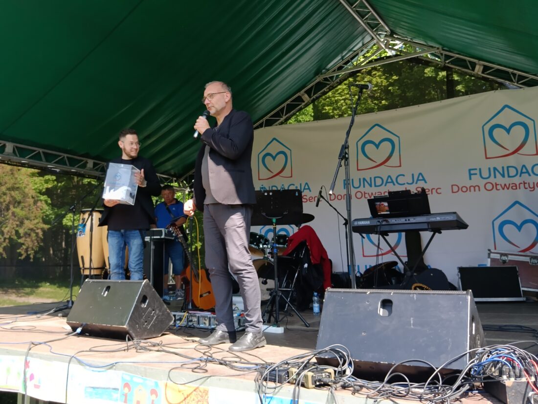 Zdjęcie: Na zdjęciu Michał Guć, wiceprezydent Gdyni ds. innowacji przemawiający podczas festynu z okazji Dnia Rodzicielstwa Zastępczego