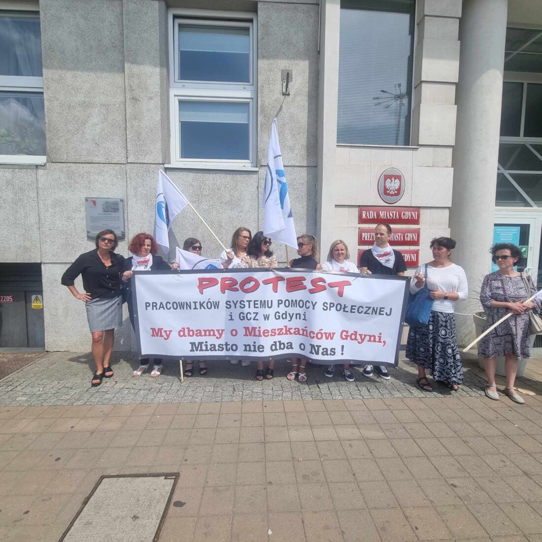 Zdjęcie: Protest związkowców przed Urzędem Miasta w Gdyni.