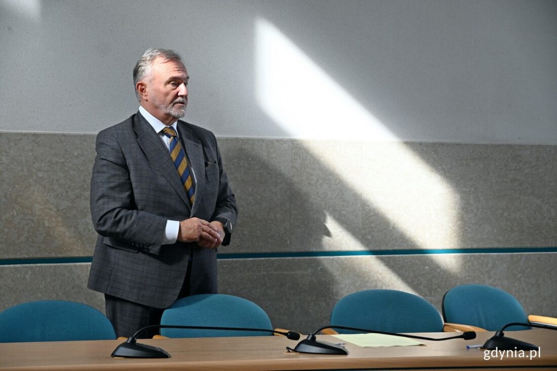 Zdjęcie: Prezydent Gdyni Wojciech Szczurek dziękuje członkom Zespołu Interdyscyplinarnego za dotychczasową pracę.