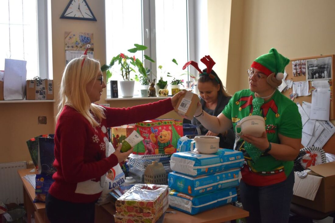 Zdjęcie: Zespół ds. Wsparcia Dziecka i Rodziny podczas przygotowywania świątecznych paczek dla usamodzielnianych wychowanków.
