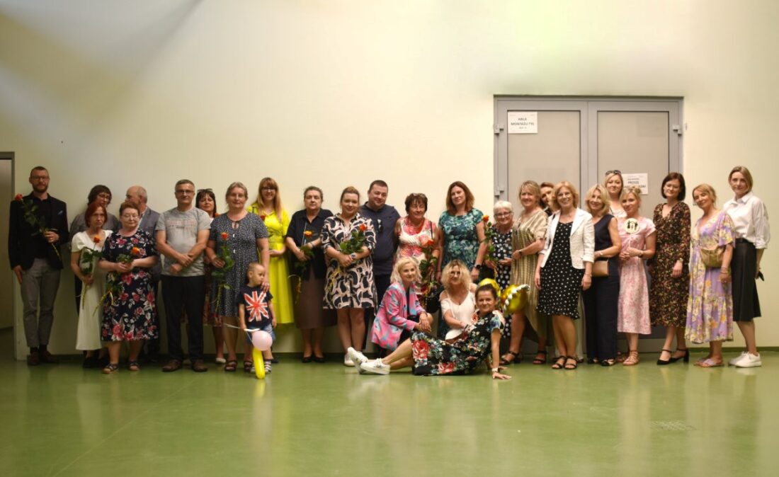 Zdjęcie: Nagrodzone rodziny zastępcze, przedstawiciele firm prywatnych oraz pracownicy MOPS w Gdyni.
