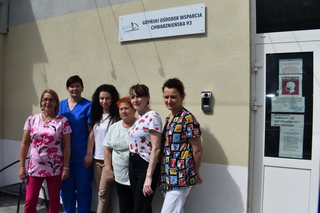Zdjęcie: Zespół pielęgniarek i opiekunek medycznych Gdyńskiego Ośrodka Wsparcia Chwarznieńska 93.
