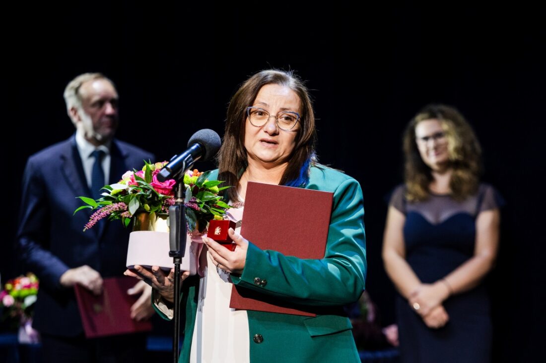 Zdjęcie: Mirosława Cuper, kierownik Gdyńskiego Ośrodka Wsparcia Bosmańska 32A podczas ceremonii wręczenia nagród.