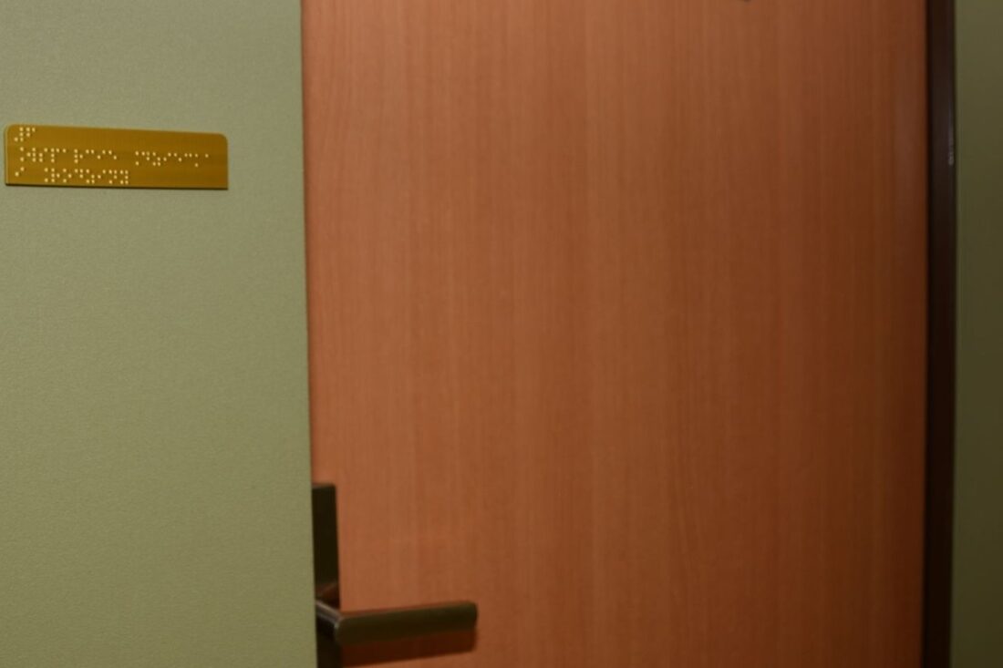 Zdjęcie: Tabliczki z opisem w języku Braille’a pojawiły się przy drzwiach do pokoi pracowników.