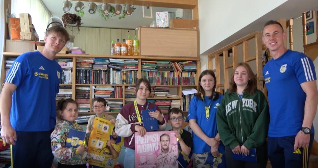 Zdjęcie: W akcję promującą rodzicielstwo zastępcze w Gdyni zaangażowali się m.in. piłkarze gdyńskiej Arki - Paweł Depka i Przemysław Stolc