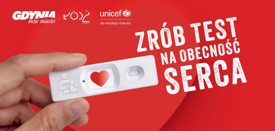 Zdjęcie: Materiały promujące rodzicielstwo zastępcze są w zakresie projektu graficznego kampanii objęte autorskimi prawami majątkowymi Miasta Łodzi - Centrum Administracyjnego Pieczy Zastępczej - autora kampanii „Rodzina jest dla dzieci”, dotyczącej projektu realizowanego we współpracy z Biurem UNICEF ds. Reagowania na Potrzeby Uchodźców w Polsce''.