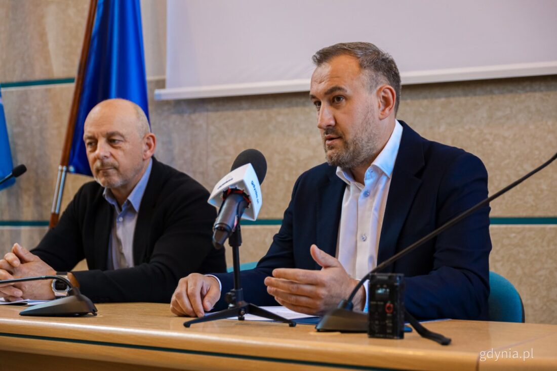 Zdjęcie: Na zdjęciu (od lewej): zastępca dyrektora MOPS-u Franciszek Bronk, wiceprezydent Tomasz Augustyniak (fot. Kamil Złoch)