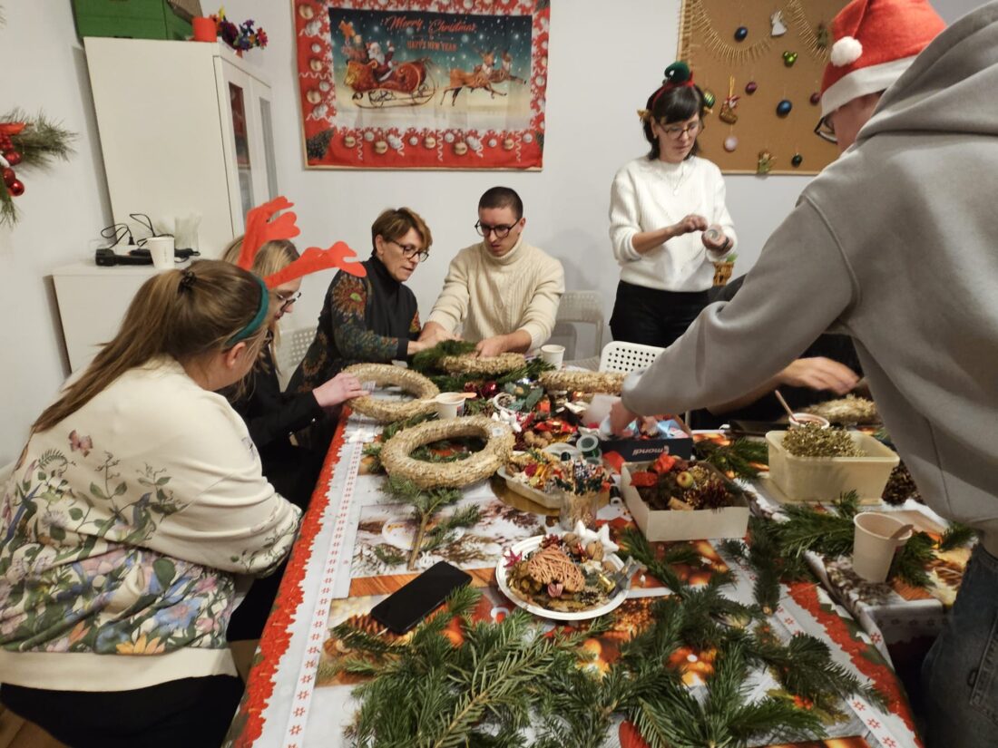 Zdjęcie: Podczas świątecznego spotkania sekcja usamodzielnień wraz z młodzieżą wykonywała m.in. świąteczne stroiki