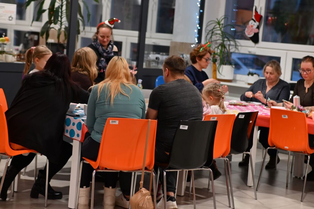 Zdjęcie: Świąteczne spotkanie dla rodzin z rejonu działania DOPS 2