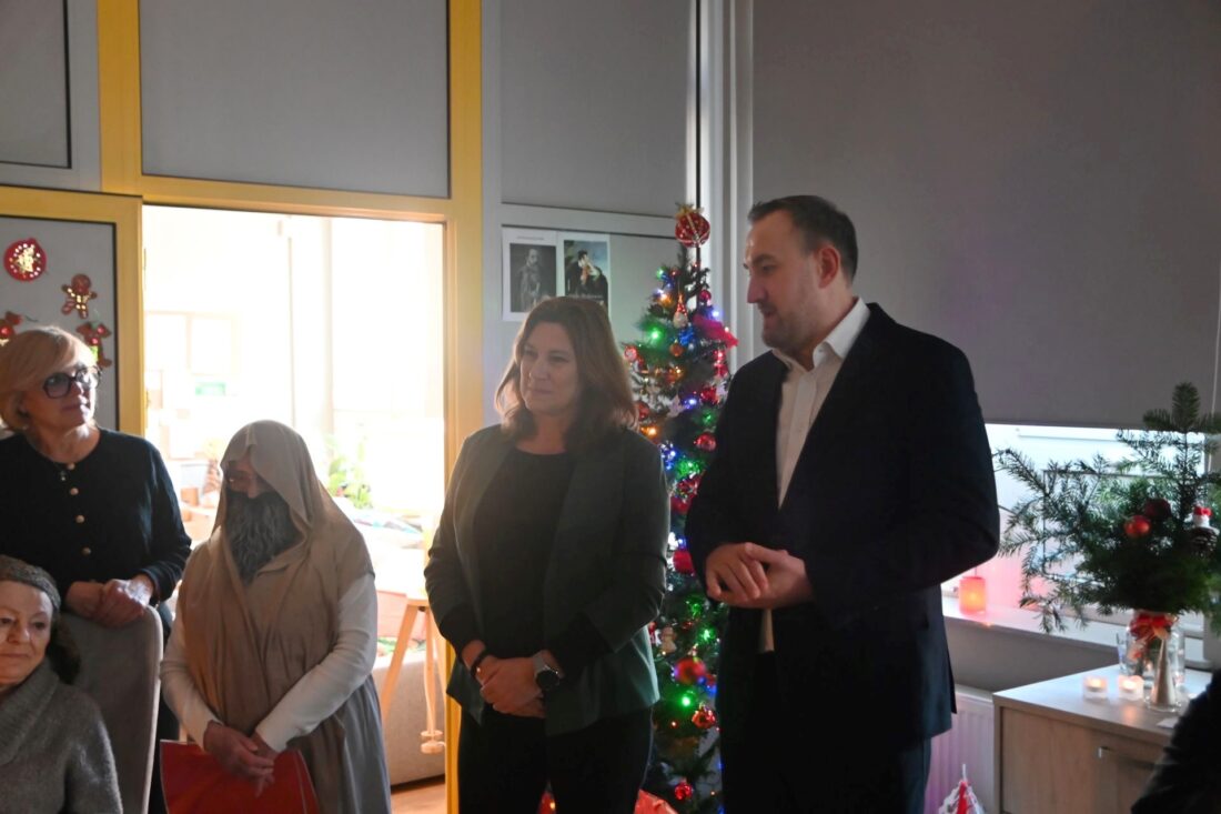 Zdjęcie: Życzenia seniorom złożyli Tomasz Augustyniak, wiceprezydent Gdyni i Katarzyna Stec, dyrektor MOPS.