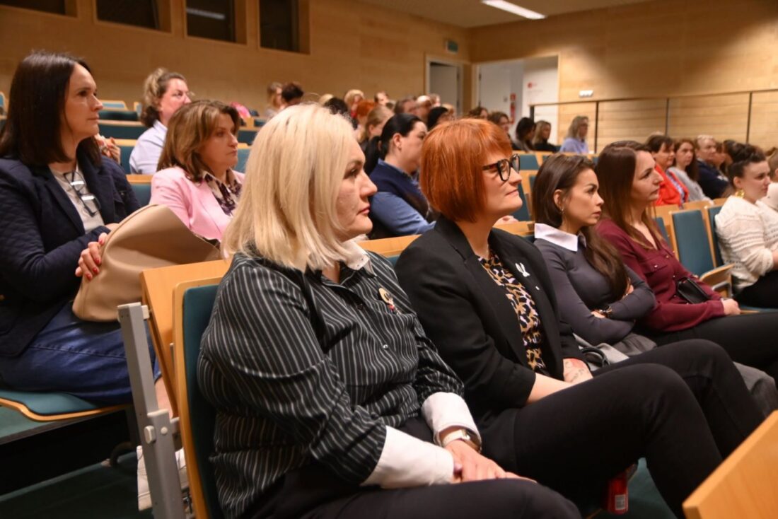 Zdjęcie: W spotkaniu wzięło udział ponad 70 osób na co dzień zajmujących się pracą na rzecz rodzin i dzieci