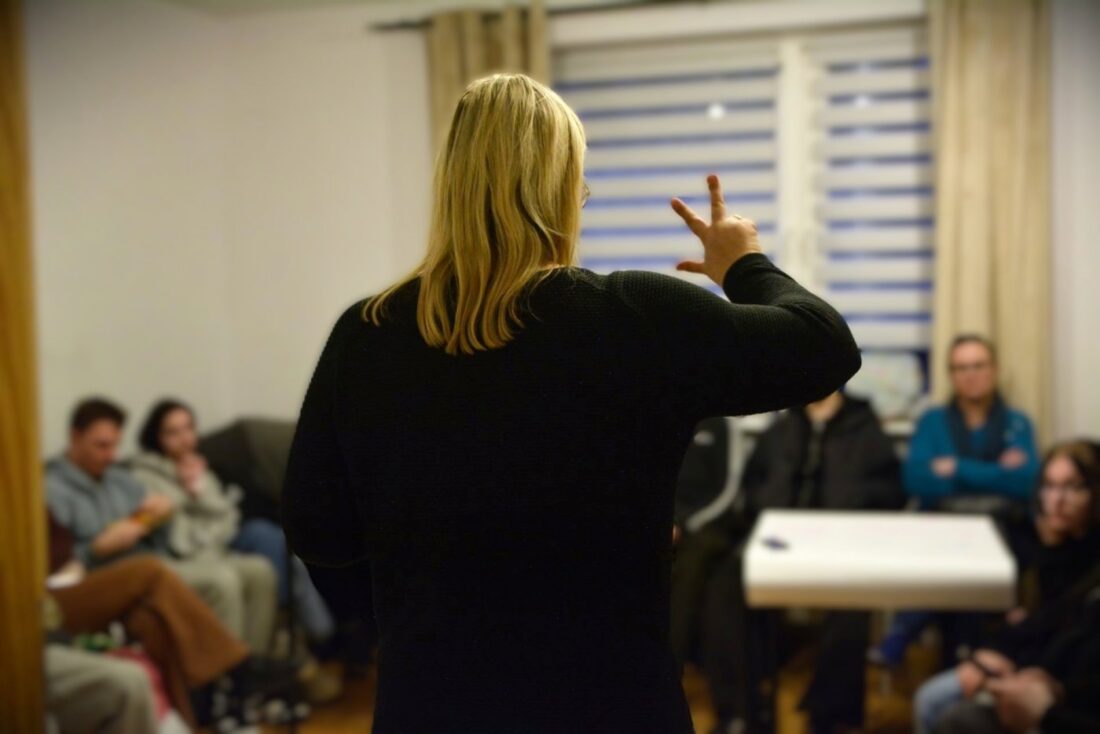 Zdjęcie: Gdynia od lat wspiera wchodzącą w dorosłość młodzież z pieczy zastępczej . Zdjęcie z jednego ze spotkań Gdyńskiego Klubu Mentoringu (fot. MOPS w Gdyni)