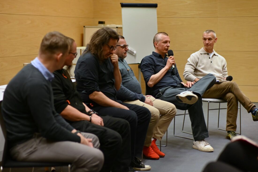 Zdjęcie: Paneliści z Gdyni, Czerska, Sopotu, Rumi i Gdańska dyskutowali m.in. o sytuacji streetworkingu w swoich gminach (fot. MOPS w Gdyni)