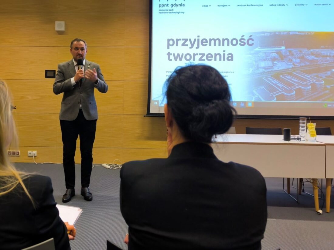 Zdjęcie: Uczestników wydarzenia powitał wiceprezydent Gdyni Tomasz Augustyniak (fot. MOPS w Gdyni)