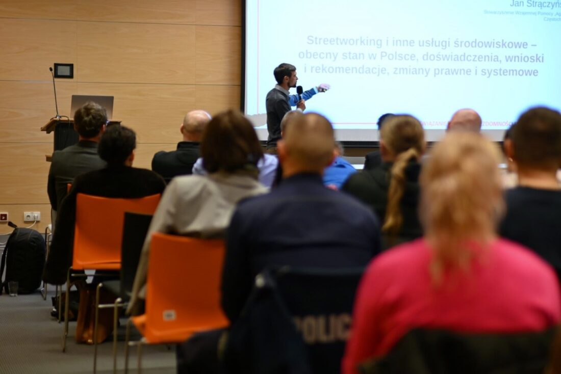 Zdjęcie: W wydarzeniu udział wzięli przedstawiciele instytucji, służb, a także organizacji pozarządowych (fot. MOPS w Gdyni)