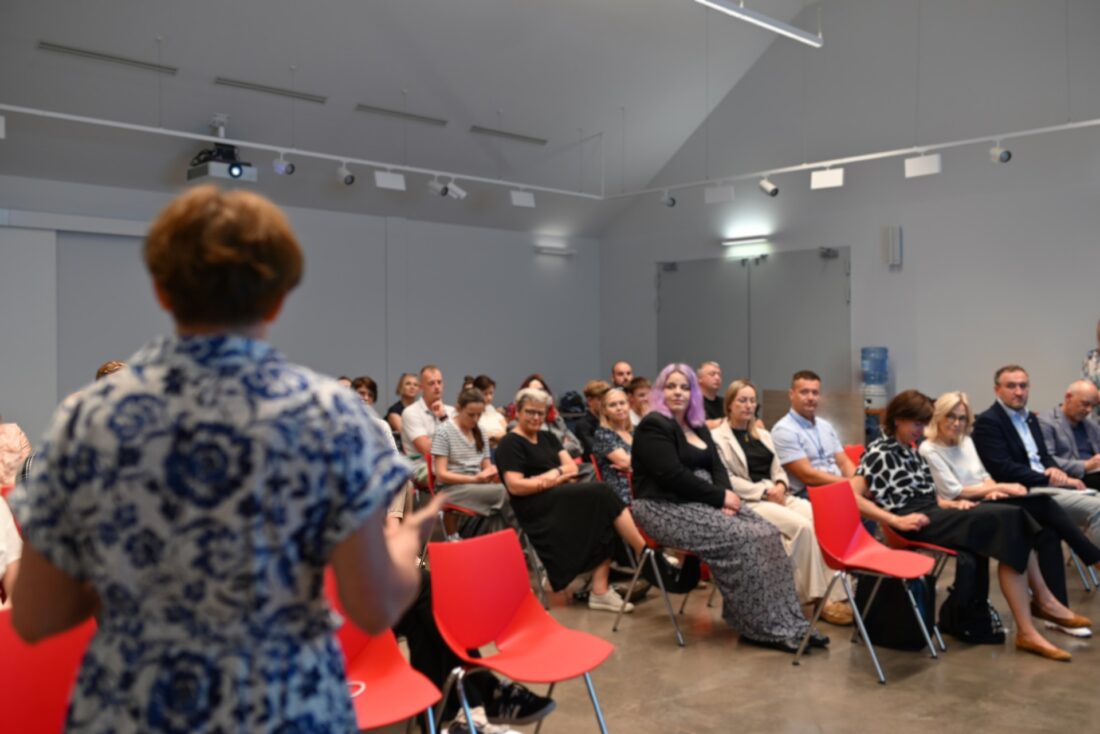 Zdjęcie: W spotkaniu brali udział przedstawiciele instytucji miejskich, organizacji pozarządowych, przedsiębiorców ale i młodych dorosłych wychowanków pieczy zastępczej