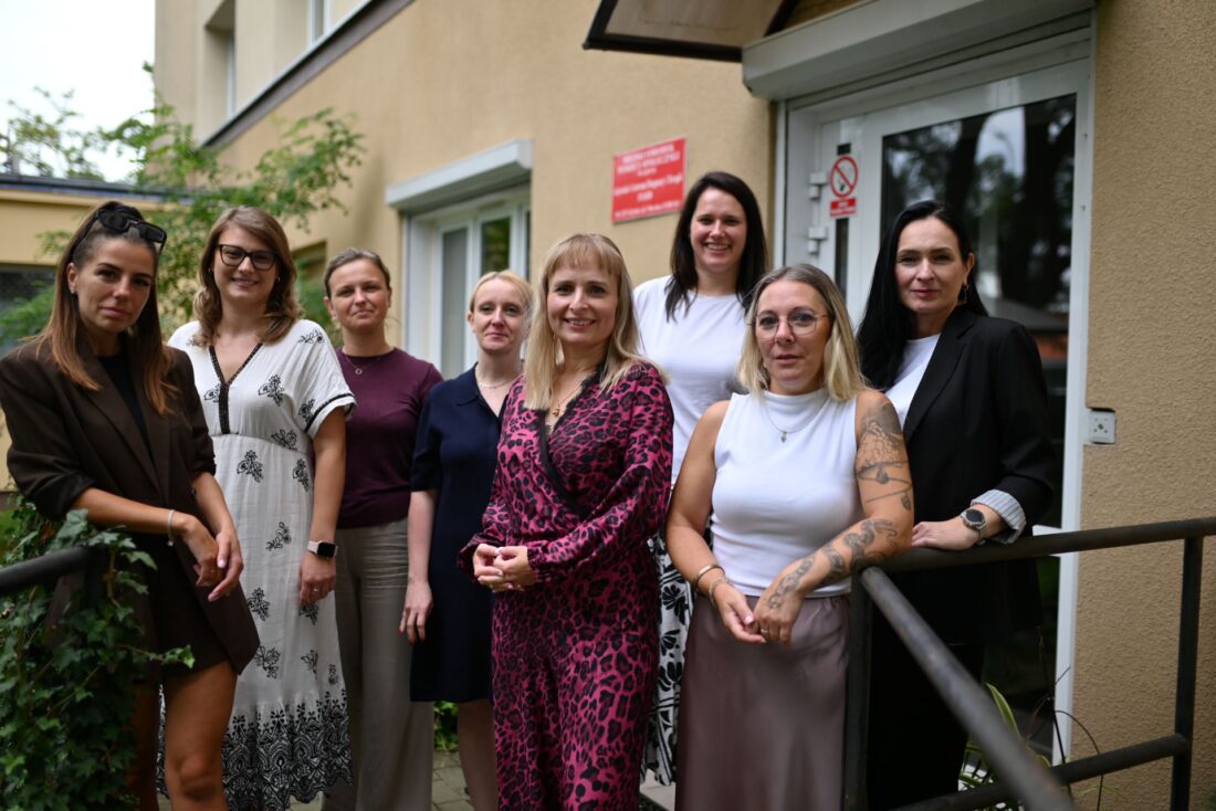Zdjęcie: Zespół FASD, od lewej; Liwia Bełz - rejestratorka, Paulina Tarkowska - neurologopeda, Agnieszka Irzykowska - fizjoterapeutka, Katarzyna Jaroszewska - psycholog, dr n. med. Agata Cichoń-Chojnacka - psychiatra, kierownik centrum, Katarzyna Parchem - psycholog, Żaneta Piwowarska - rejestratorka, Julita Ostrowska - pracownik socjalny.